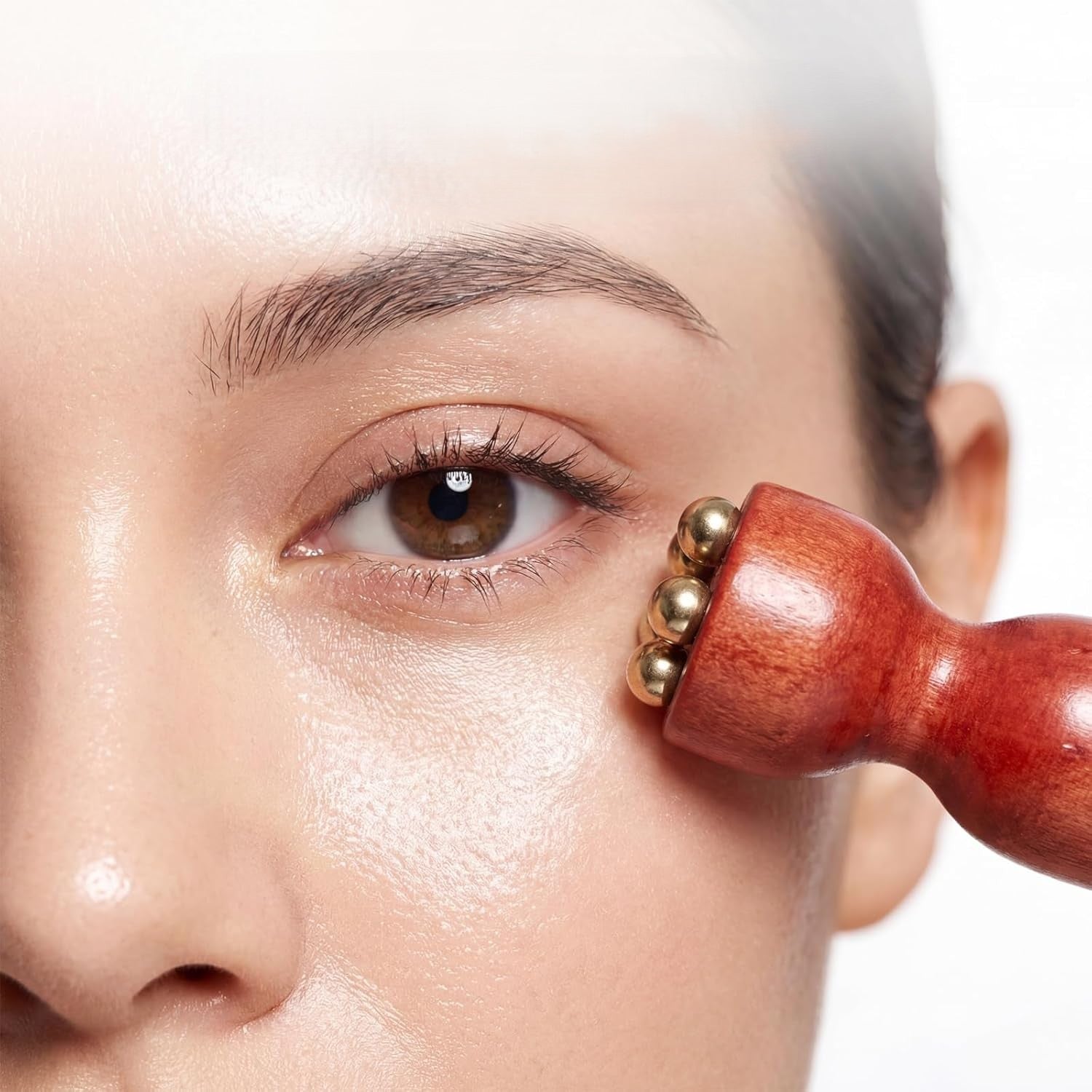 Masaj Facial cu Roller din Cupru – Efect Lifting și Drenaj Limfatic Zilnic
